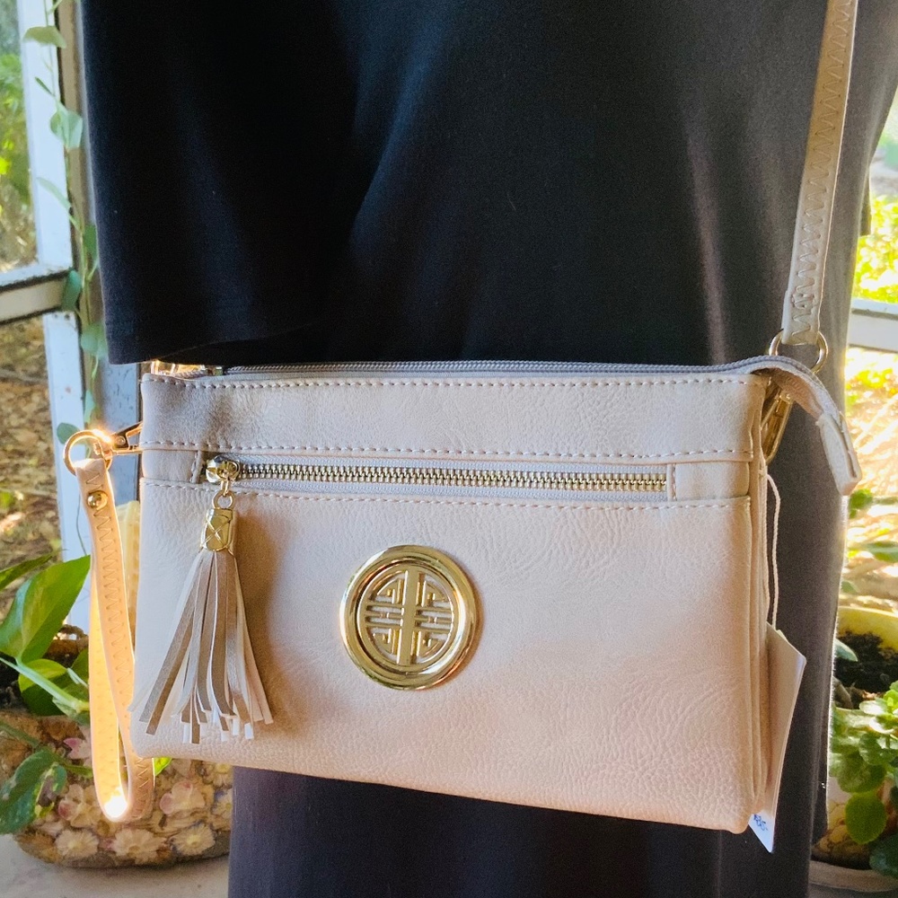 Cream CROSSBODY w/MEDALLION / MESSENGER BAG⭐️ LIGHT WEIGHT- NEW CONDITION w/Tag - Picture 3 of 12